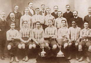 CH Purnell (front row, 3 from left) pictured with the Clapton team that won the Anmateur Cup in 1909.